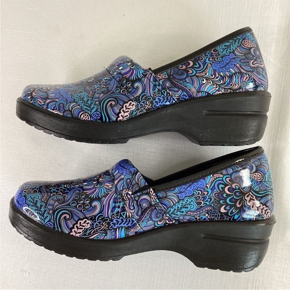 Easy Works by Easy Street Women's Laurie Blue/Purple/Teal Patent Floral Pattern - Picture 1 of 7